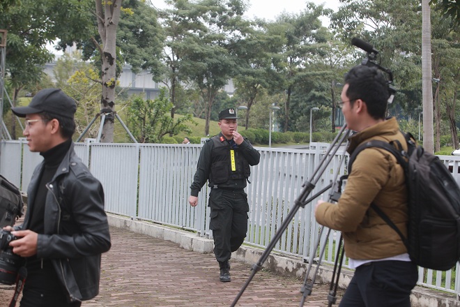 Chó nghiệp vụ Mỹ rà mọi ngóc ngách quanh khách sạn Marriott