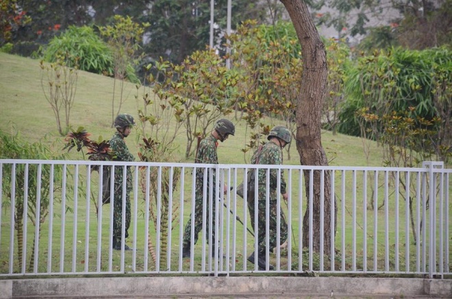 Chó nghiệp vụ Mỹ rà mọi ngóc ngách quanh khách sạn Marriott