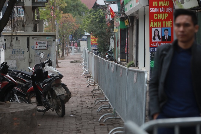 Chó nghiệp vụ Mỹ rà mọi ngóc ngách quanh khách sạn Marriott