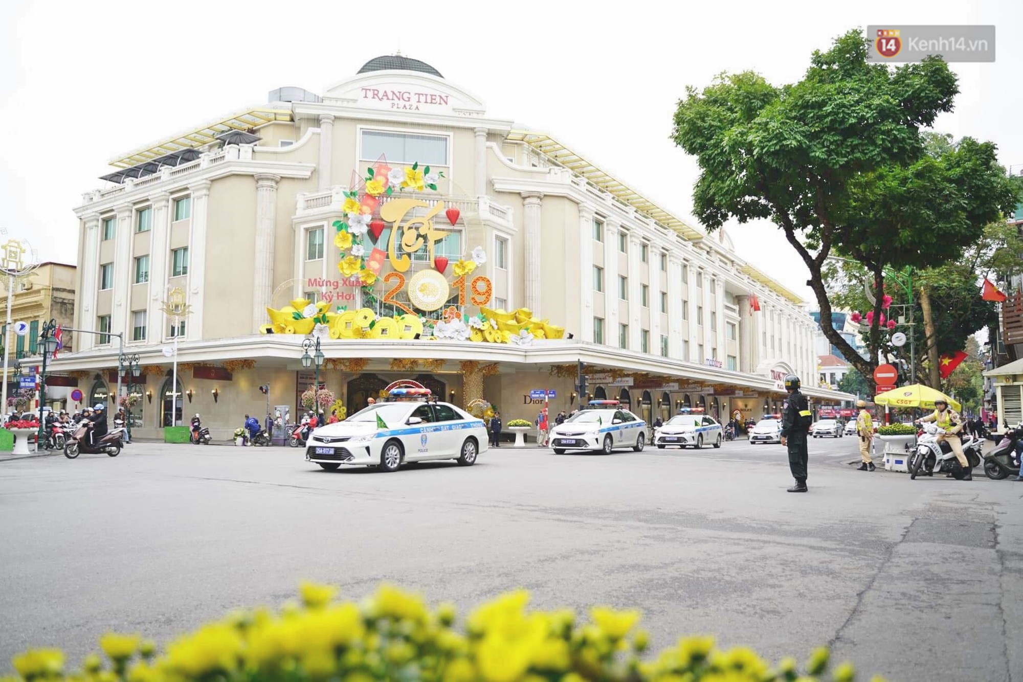 Công an Hà Nội diễu hành trên nhiều tuyến phố, triển khai xe bọc thép tăng cường an ninh trước thềm hội nghị thượng đỉnh Mỹ - Triều