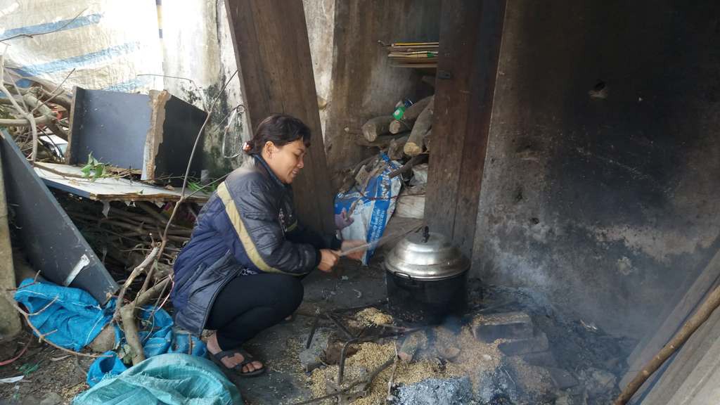 Người mẹ đơn thân nuôi 2 người con viết đơn xin ra hộ nghèo, nhường cho gia đình khó khăn hơn