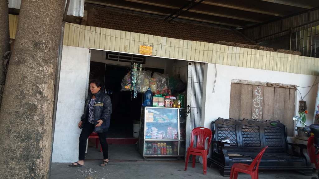 Người mẹ đơn thân nuôi 2 người con viết đơn xin ra hộ nghèo, nhường cho gia đình khó khăn hơn