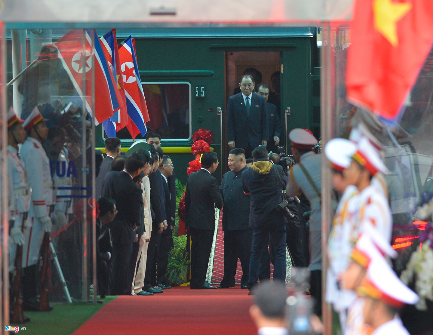 Ông Kim Jong Un vẫy tay chào tại ga Đồng Đăng