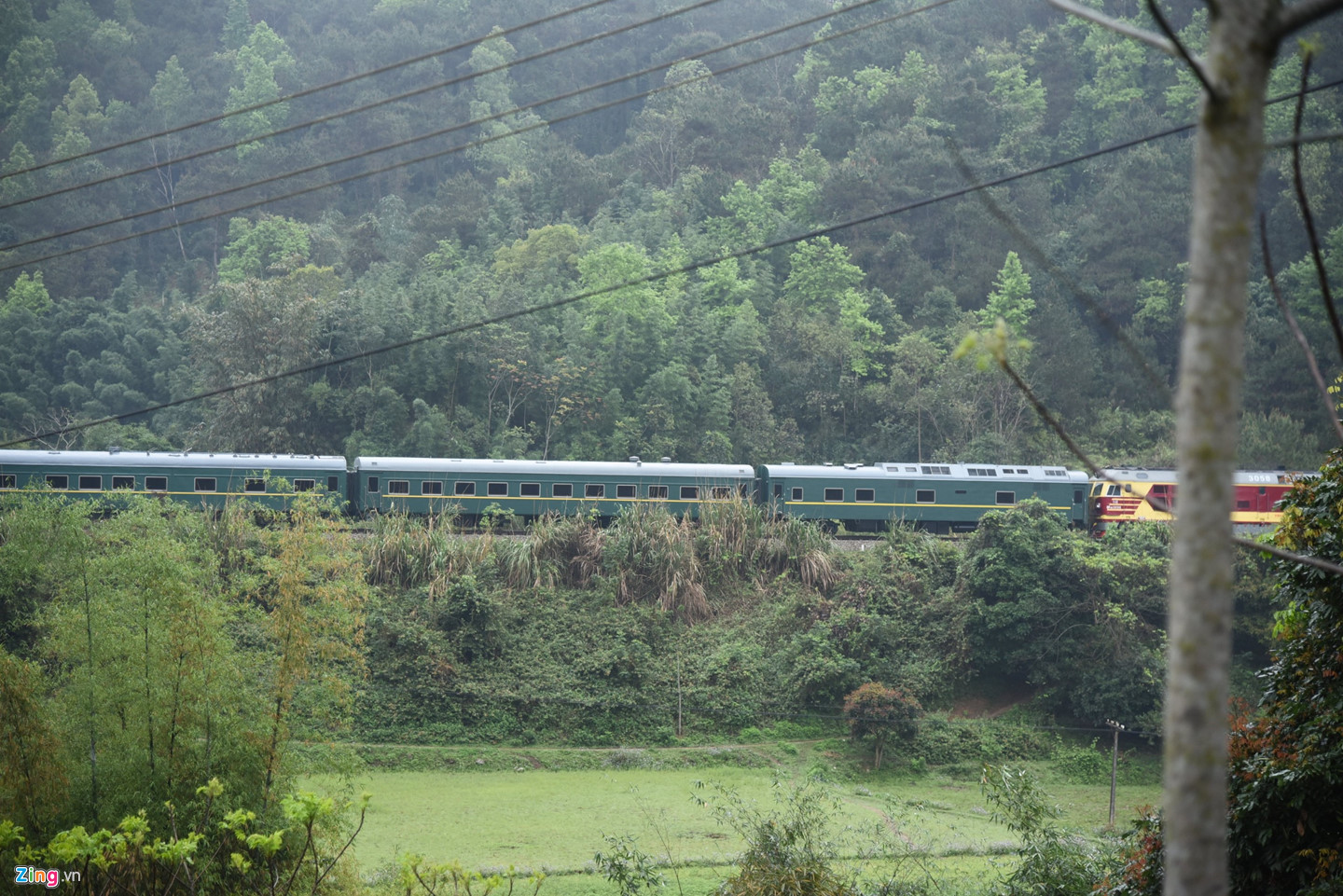 Ông Kim Jong Un vẫy tay chào tại ga Đồng Đăng