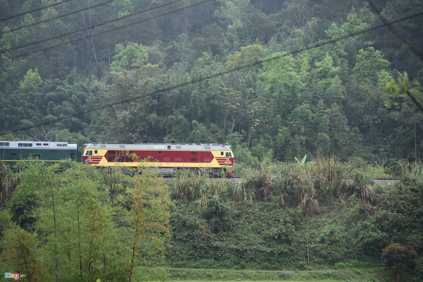Ông Kim Jong Un vẫy tay chào tại ga Đồng Đăng