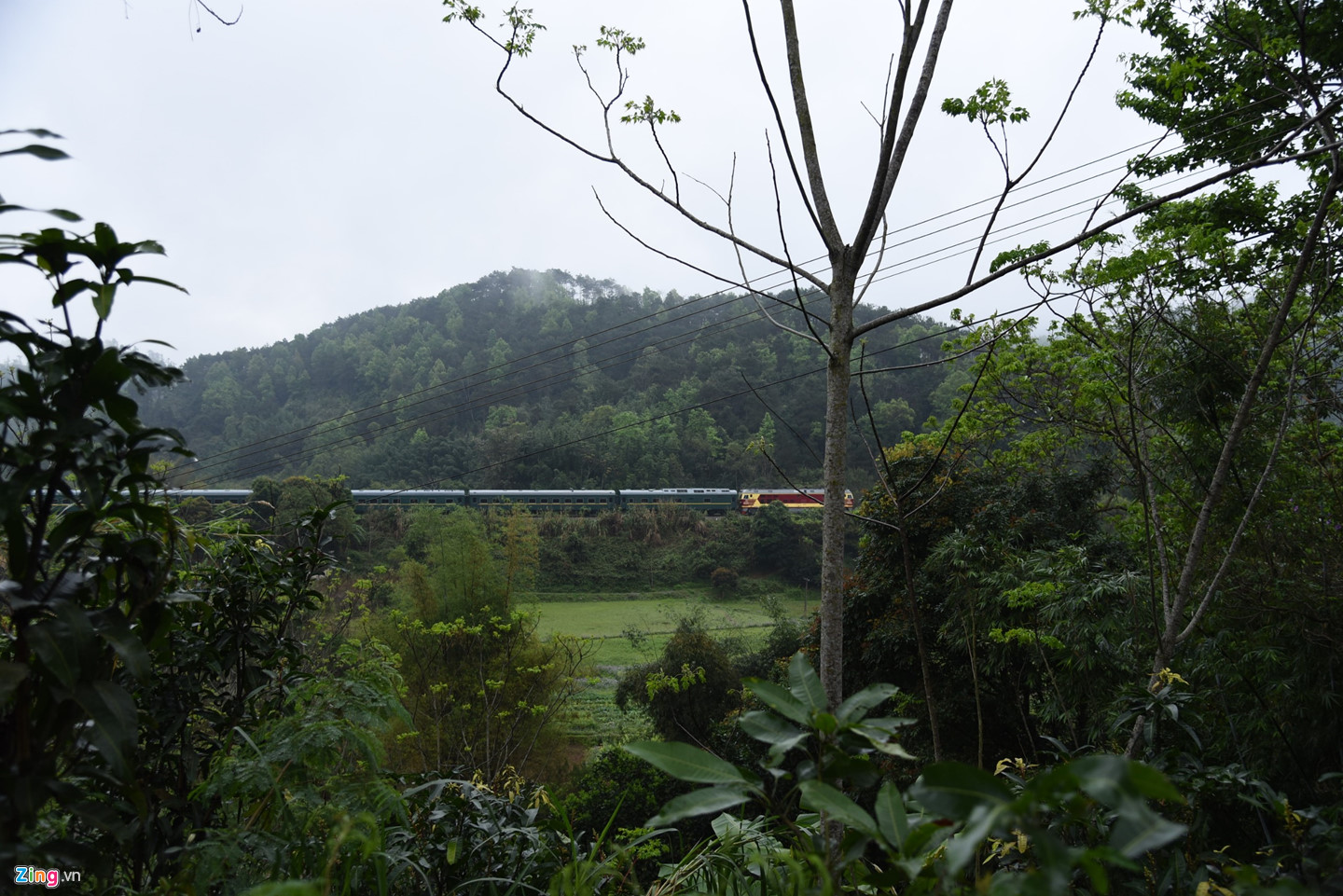 Ông Kim Jong Un vẫy tay chào tại ga Đồng Đăng