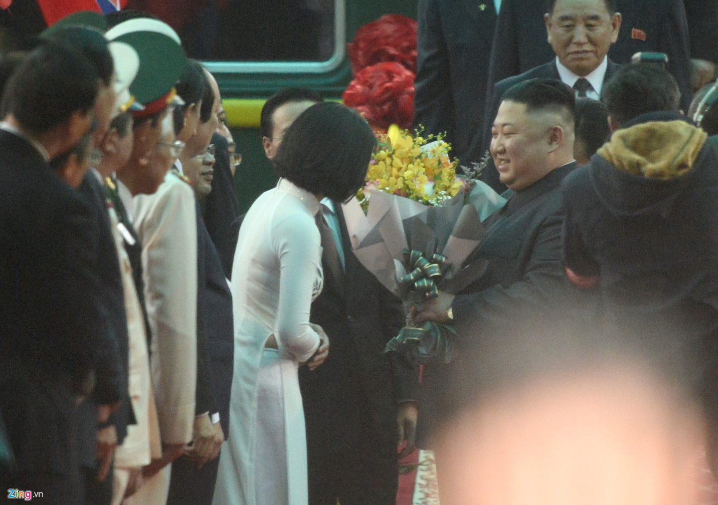 Ông Kim Jong Un vẫy tay chào tại ga Đồng Đăng