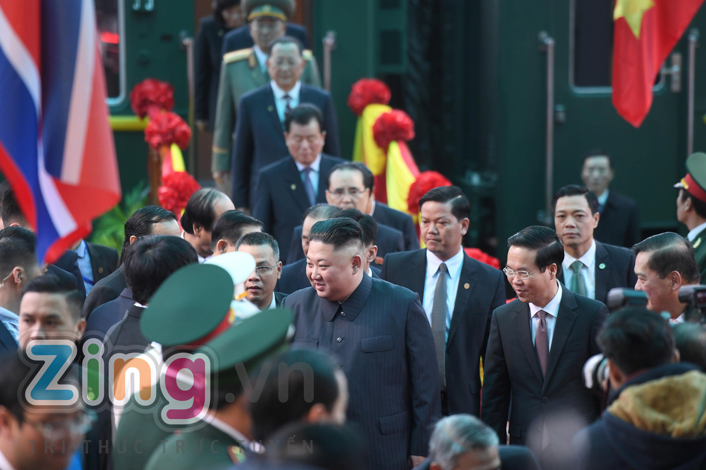 Ông Kim Jong Un vẫy tay chào tại ga Đồng Đăng