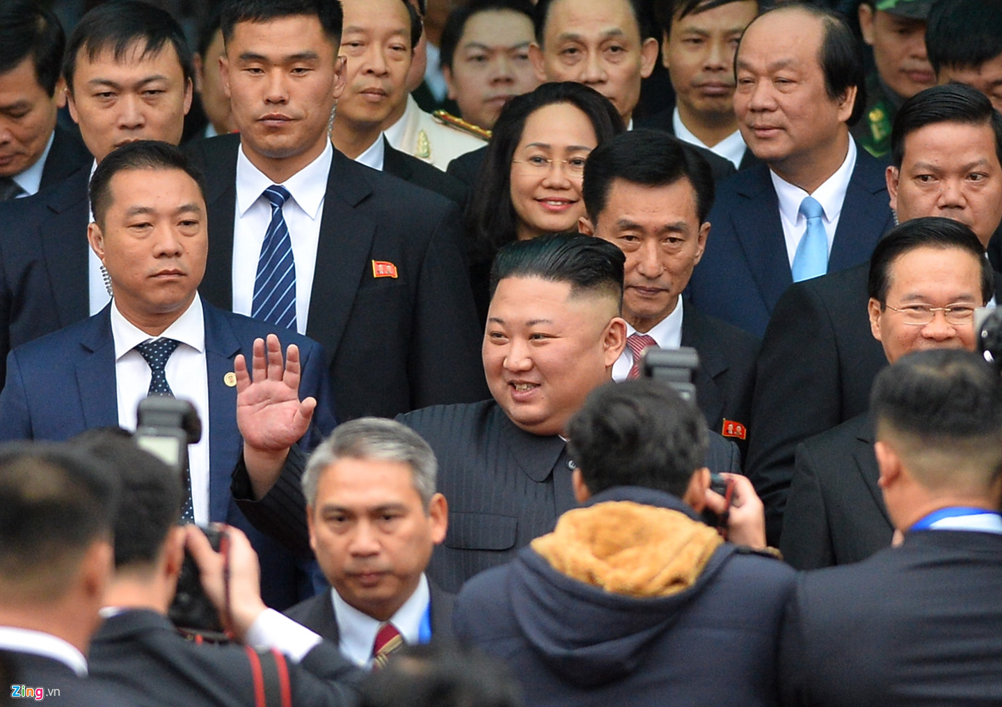 Ông Kim Jong Un vẫy tay chào tại ga Đồng Đăng