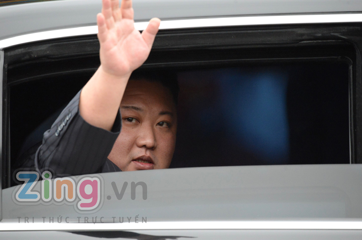 Ông Kim Jong Un vẫy tay chào tại ga Đồng Đăng