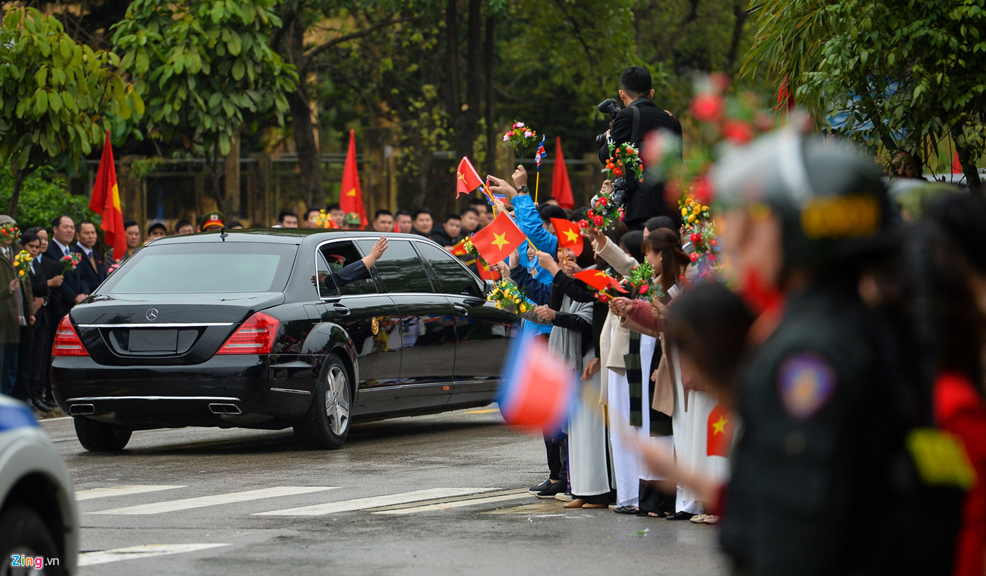 Ông Kim Jong Un vẫy tay chào tại ga Đồng Đăng