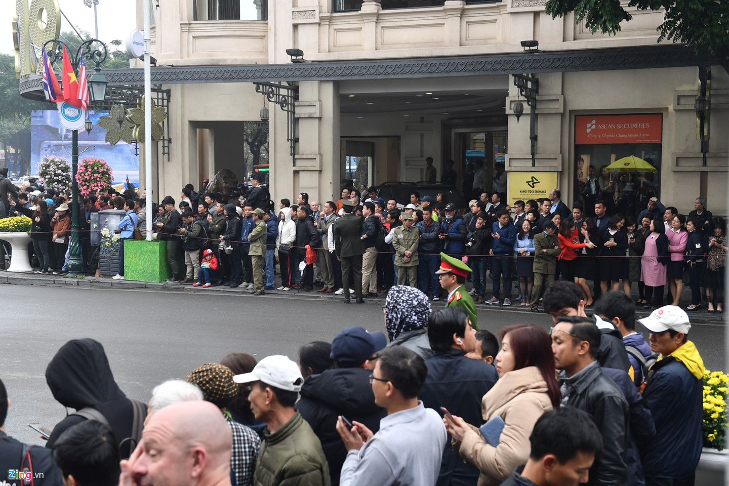 Video ảnh: Người dân chào đón ông Kim Jong Un trên các tuyến phố Hà Nội