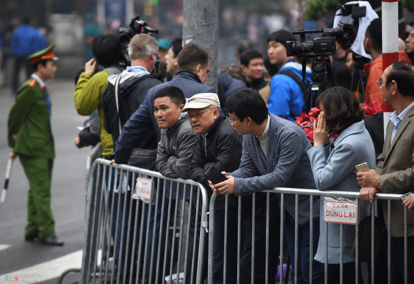 Video ảnh: Người dân chào đón ông Kim Jong Un trên các tuyến phố Hà Nội