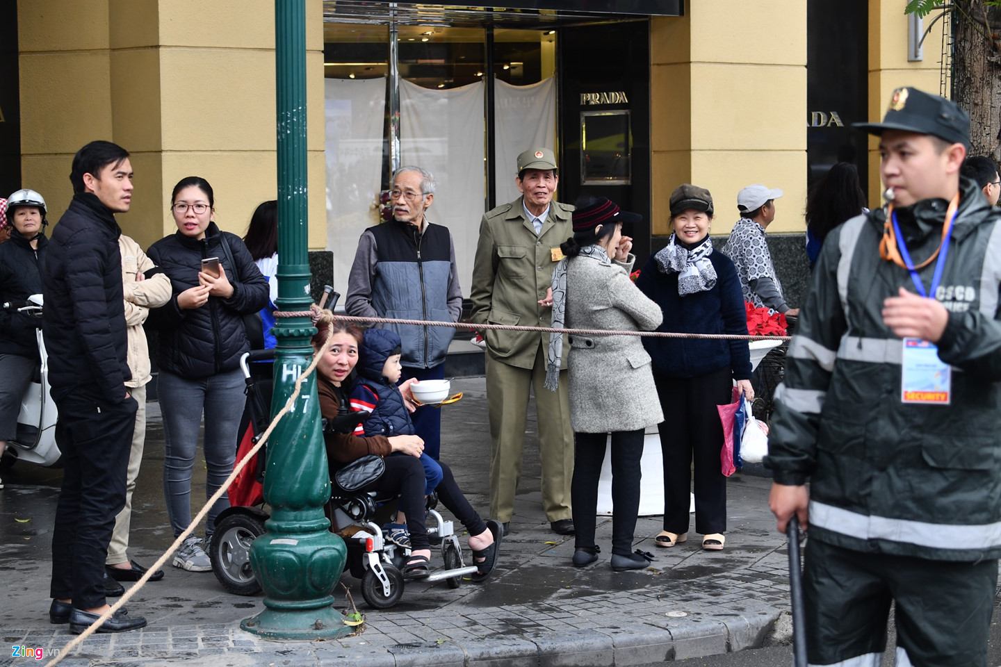 Video ảnh: Người dân chào đón ông Kim Jong Un trên các tuyến phố Hà Nội