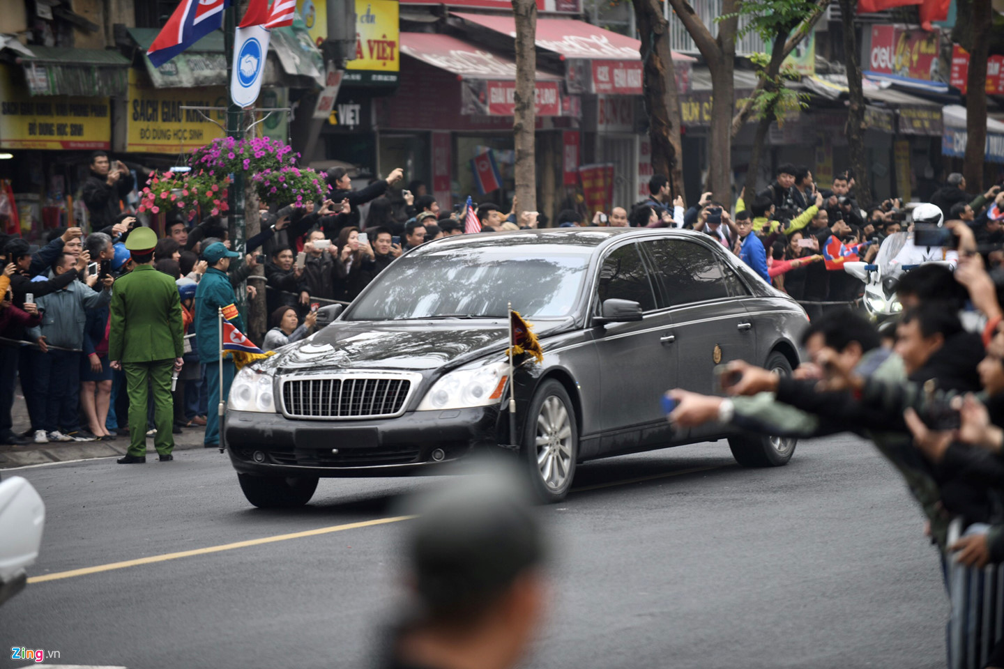 Video ảnh: Người dân chào đón ông Kim Jong Un trên các tuyến phố Hà Nội