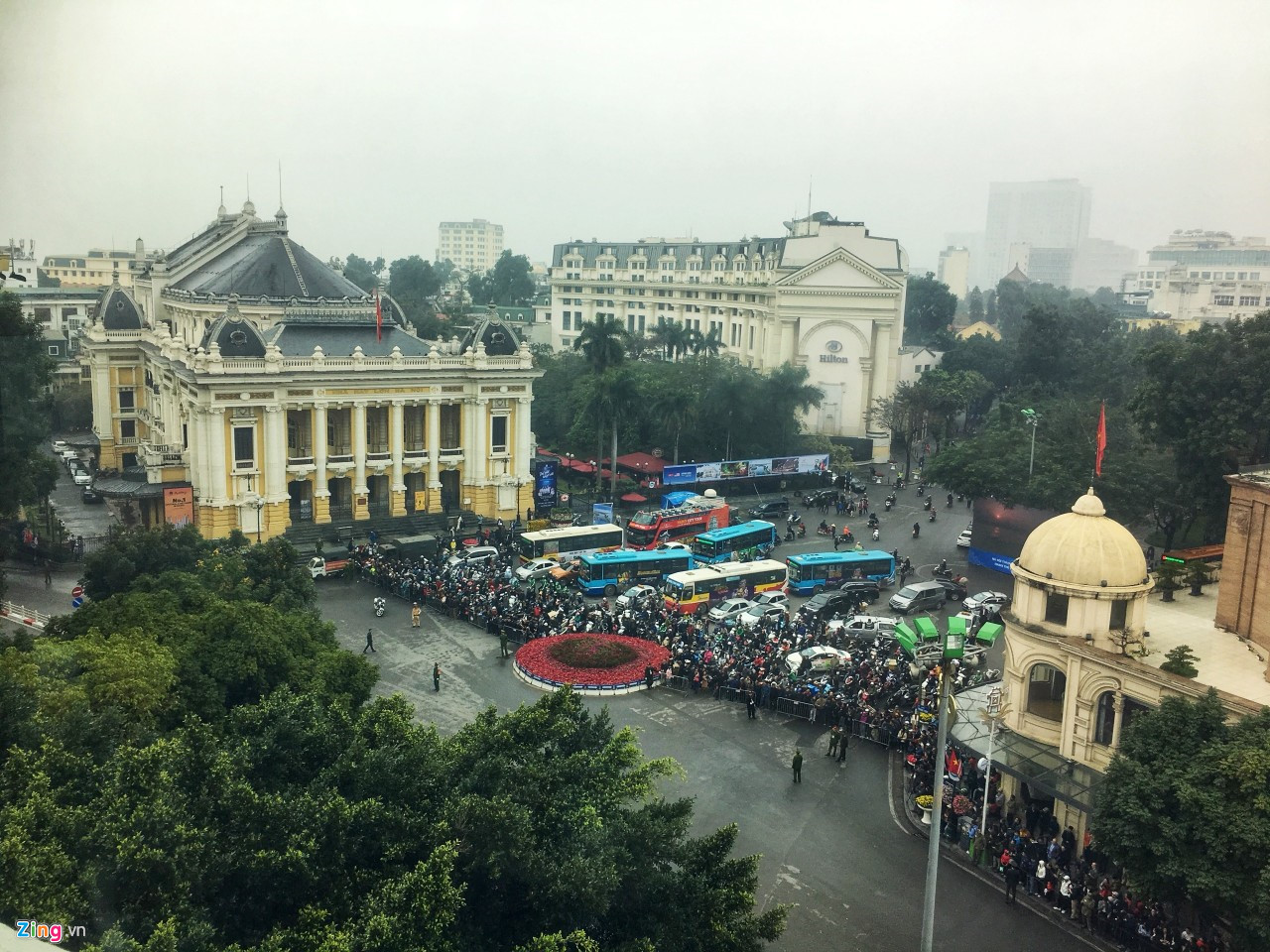 Video ảnh: Người dân chào đón ông Kim Jong Un trên các tuyến phố Hà Nội