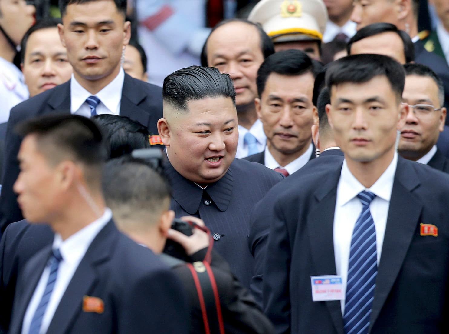 Hình ảnh ông Kim Jong Un lần đầu xuất hiện tại Việt Nam qua ống kính phóng viên quốc tế