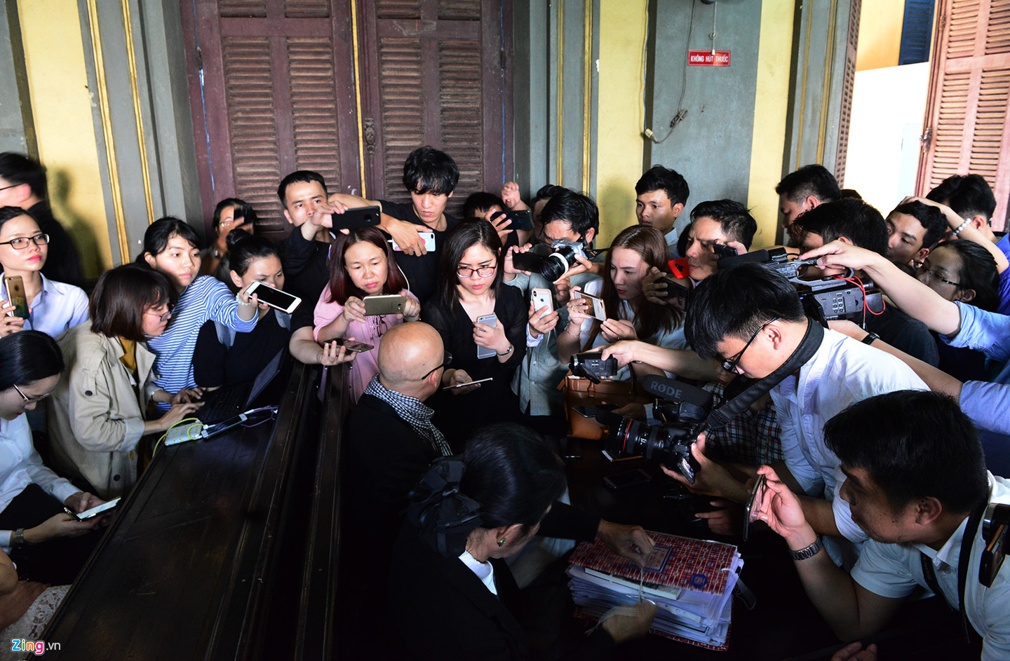 Vợ chồng vua cà phê Trung Nguyên trong vòng vây báo chí tại tòa