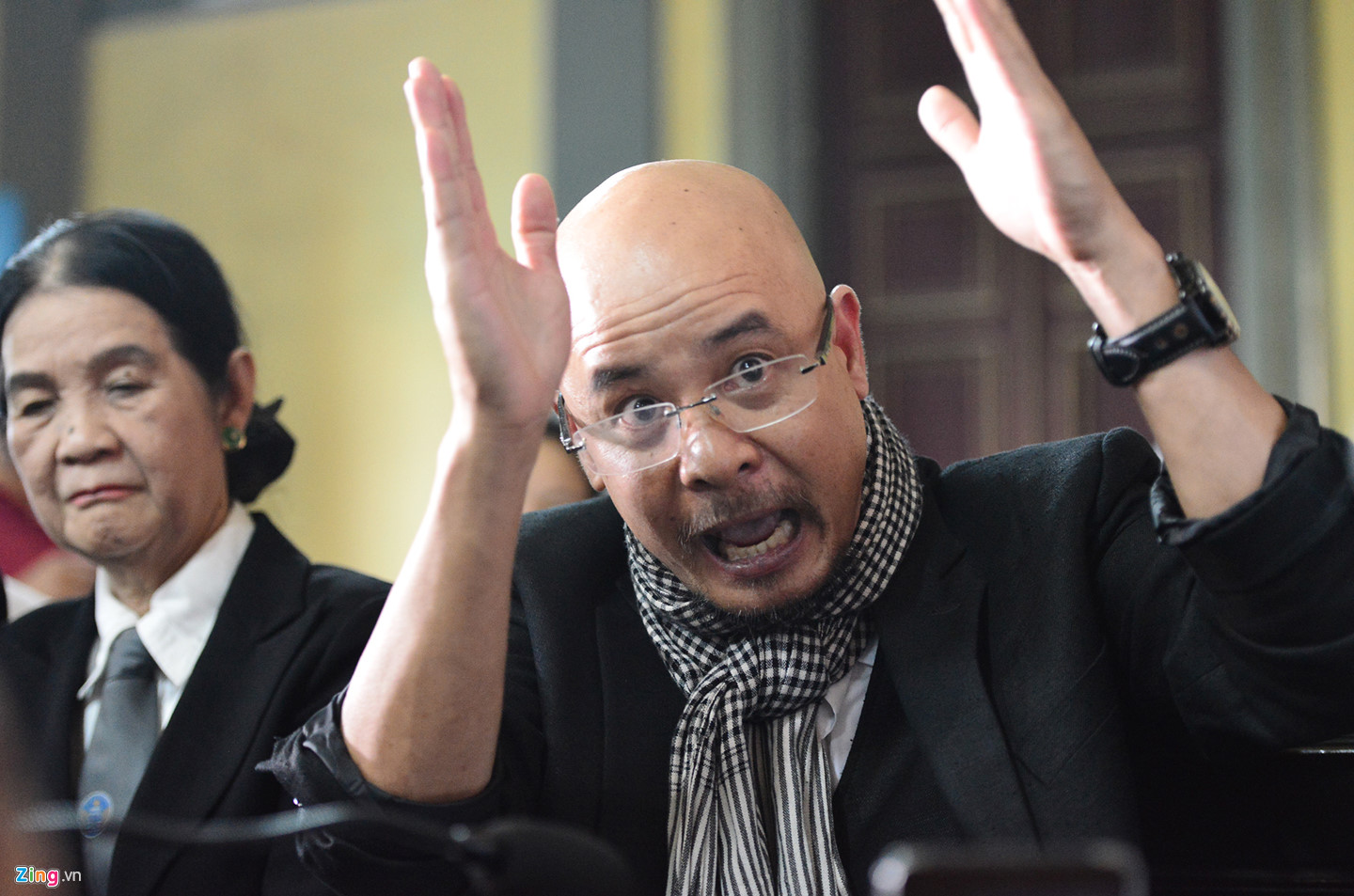 Vợ chồng vua cà phê Trung Nguyên trong vòng vây báo chí tại tòa