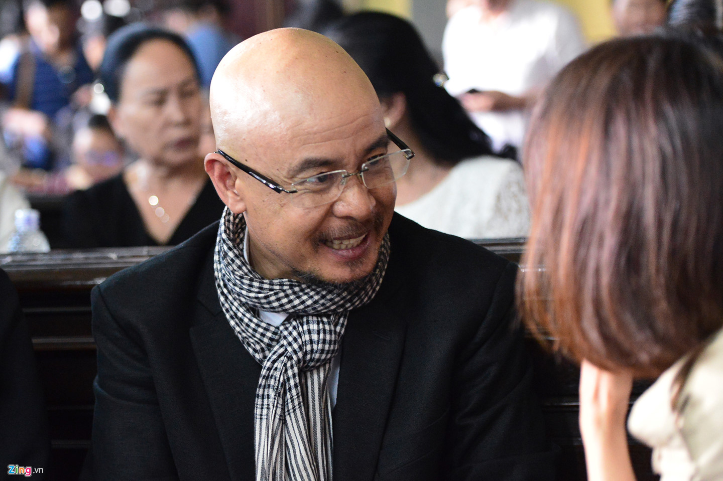 Vợ chồng vua cà phê Trung Nguyên trong vòng vây báo chí tại tòa