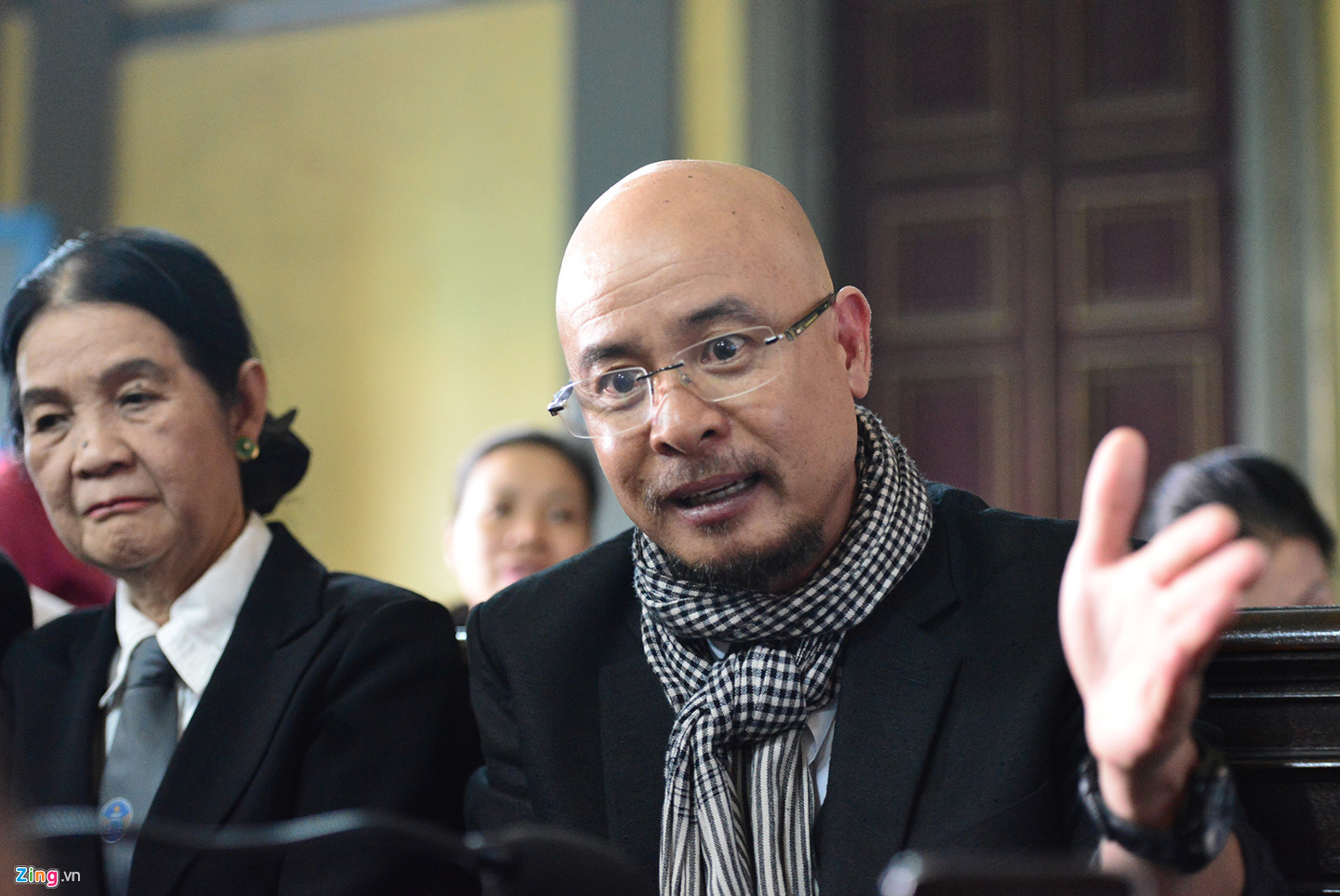 Vợ chồng vua cà phê Trung Nguyên trong vòng vây báo chí tại tòa