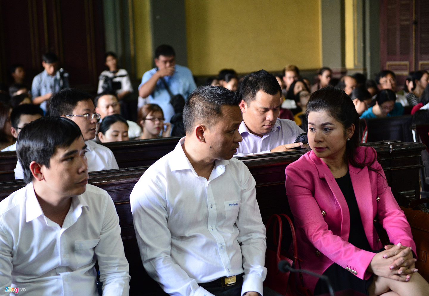 Vợ chồng vua cà phê Trung Nguyên trong vòng vây báo chí tại tòa