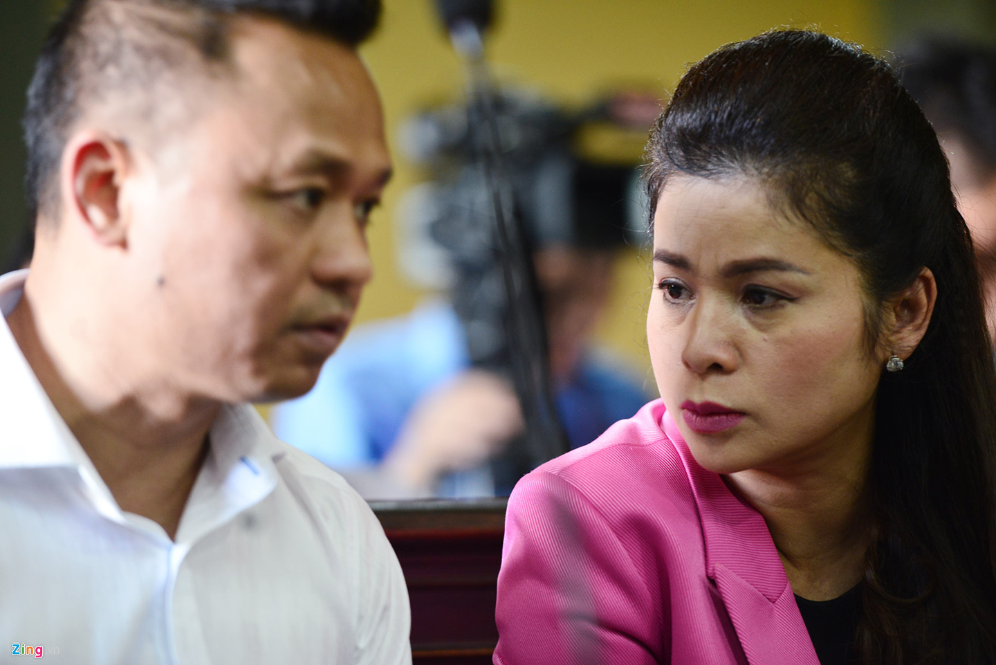 Vợ chồng vua cà phê Trung Nguyên trong vòng vây báo chí tại tòa