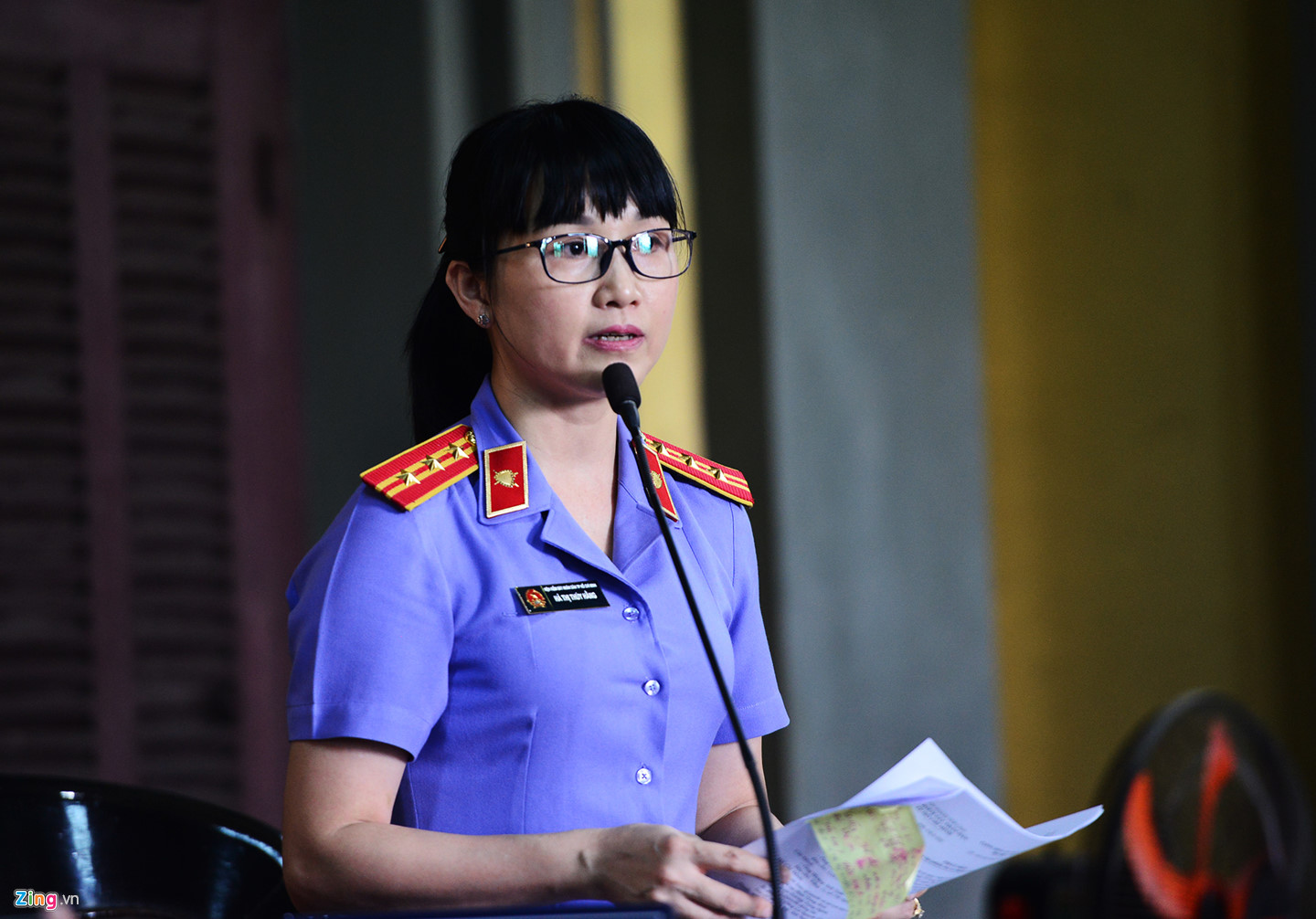 Vợ chồng vua cà phê Trung Nguyên trong vòng vây báo chí tại tòa