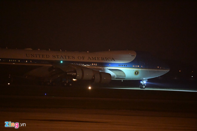 Tổng thống Trump cảm ơn Việt Nam sau khi đặt chân tới Hà Nội