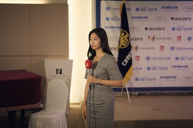 Nữ phóng viên Hàn Quốc xinh đẹp tác nghiệp trên vỉa hè Hà Nội