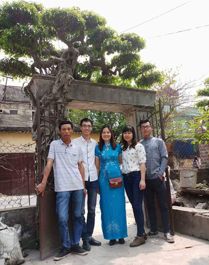 Gia chủ Hà Nội mua cây phải bứng cả cổng nhà