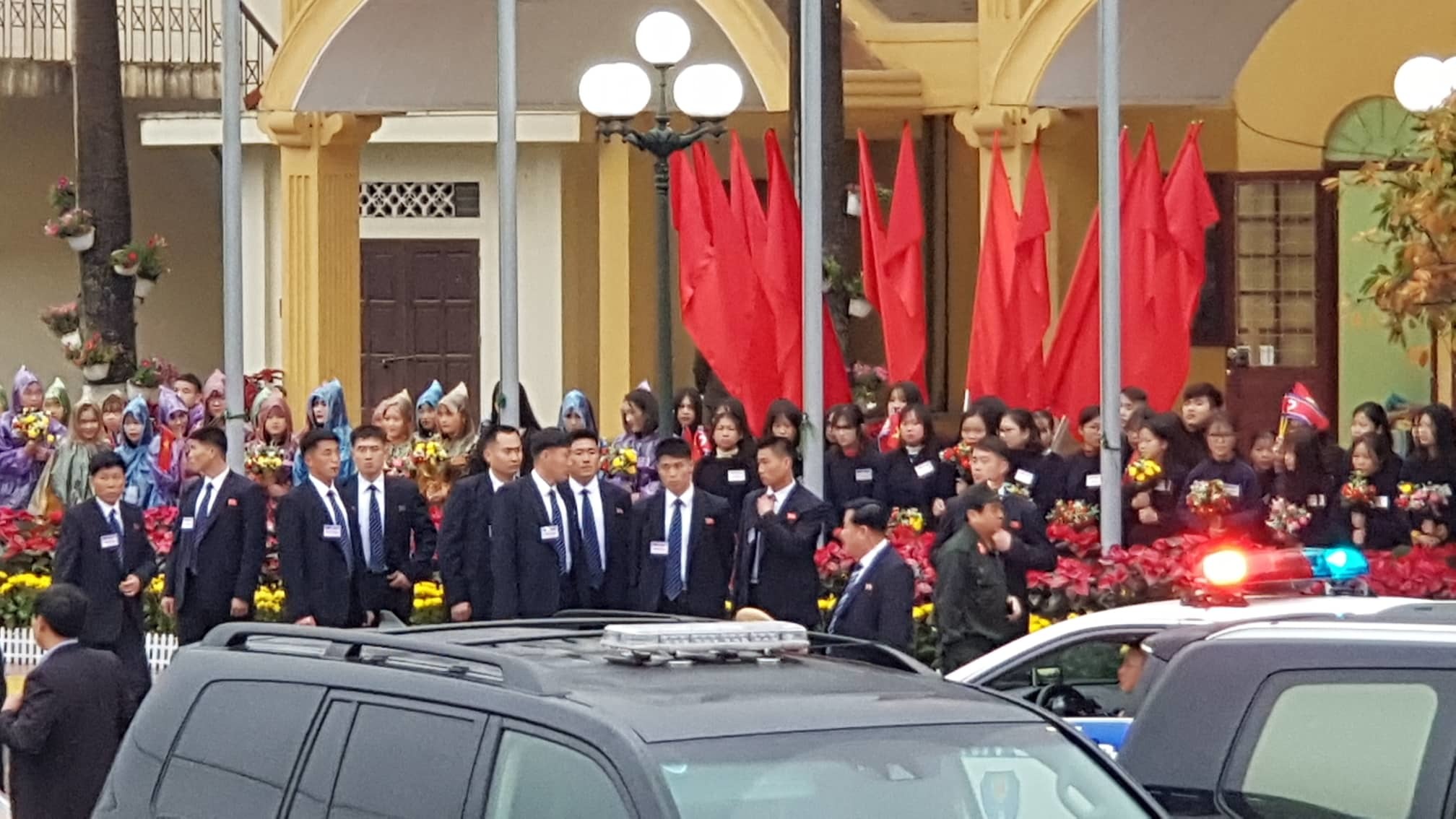 Video, ảnh: Dàn vệ sĩ áo đen của ông Kim Jong-un tại ga Đồng Đăng