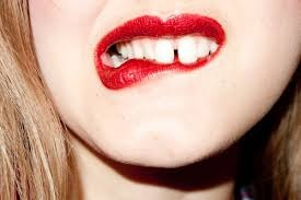 Nhìn tướng răng đàn bà, biết ngay mệnh ngậm thìa vàng hay túng quẫn, khổ cực 1 đời