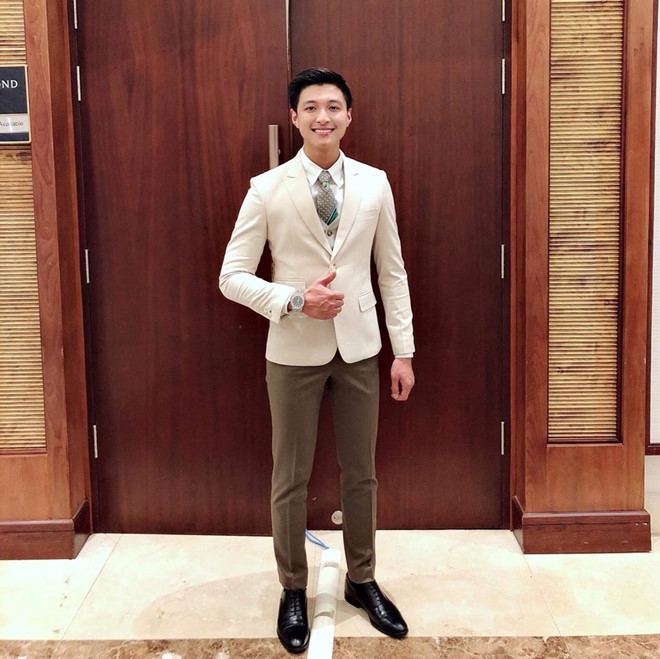 Nam tiếp viên hàng không đẹp trai bị hành khách chụp lén trên máy bay