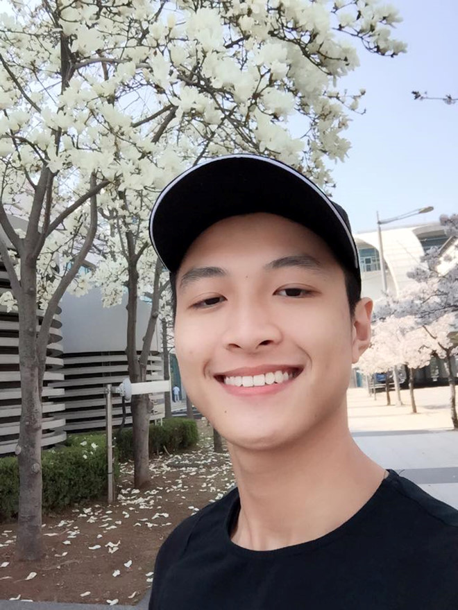 Nam tiếp viên hàng không đẹp trai bị hành khách chụp lén trên máy bay