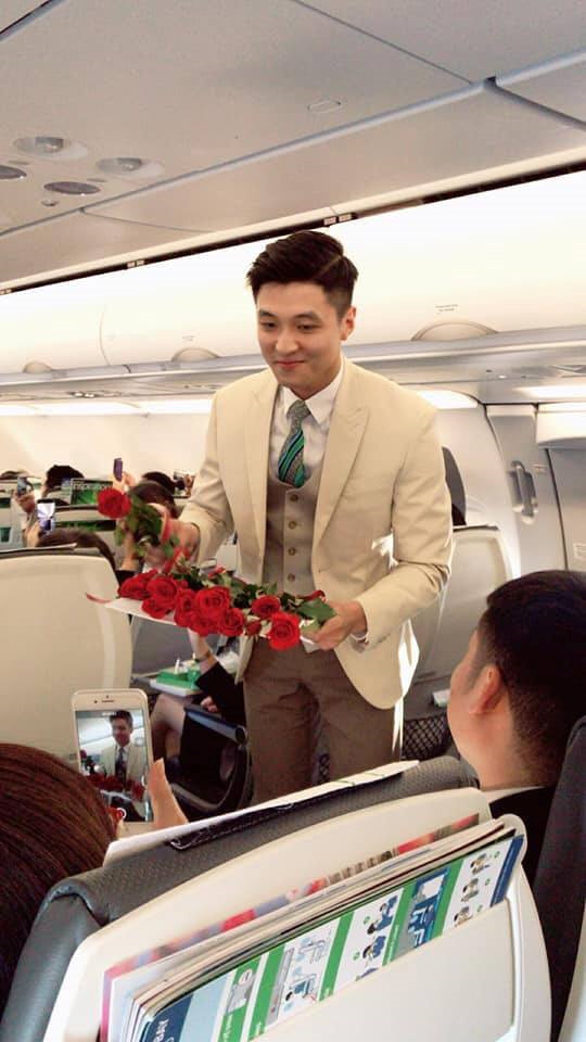 Nam tiếp viên hàng không đẹp trai bị hành khách chụp lén trên máy bay