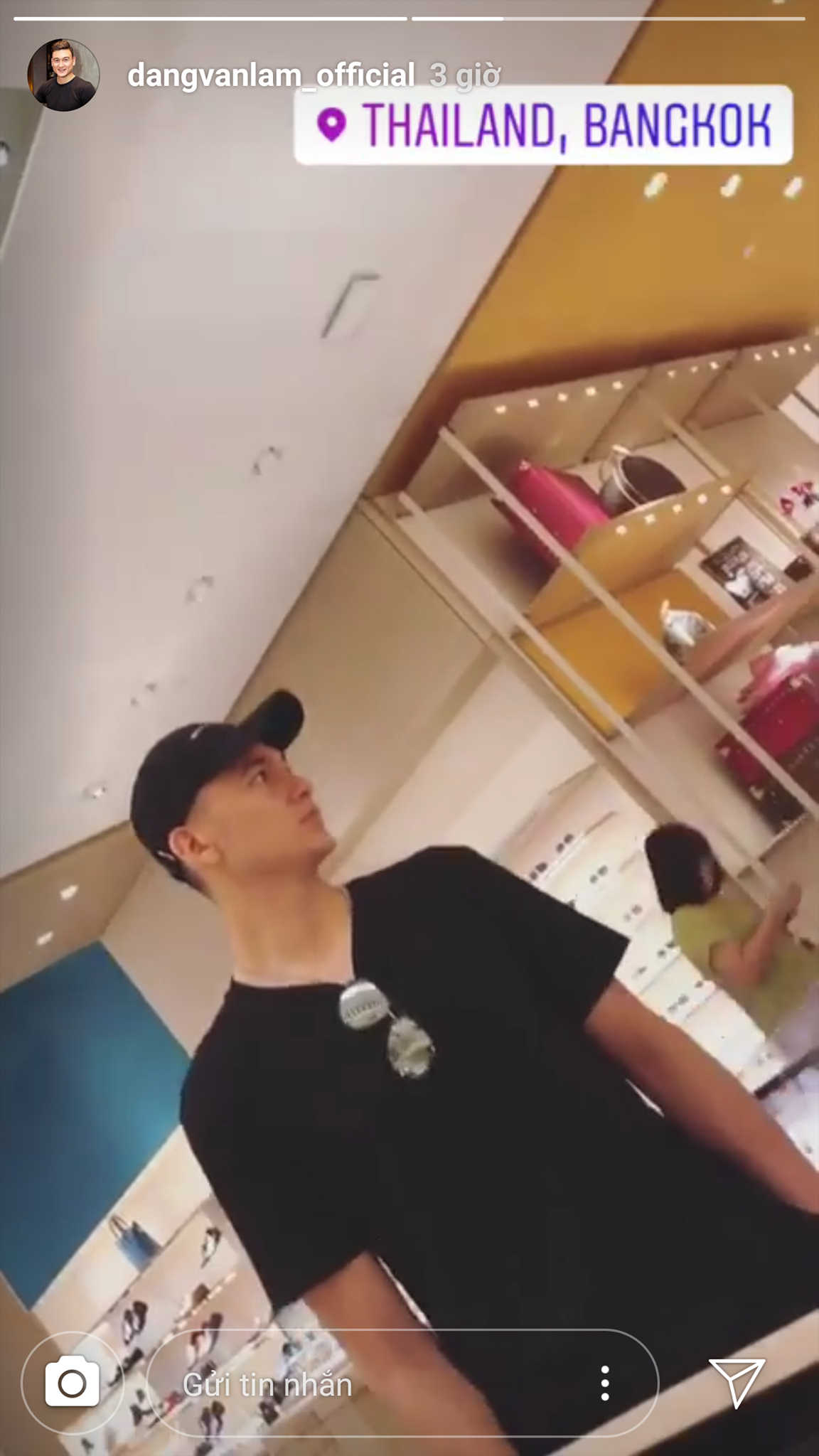 Yến Xuân dạo này ở Thái còn nhiều hơn Việt Nam, chẳng ngại đăng ảnh có bóng Lâm Tây rõ mồn một