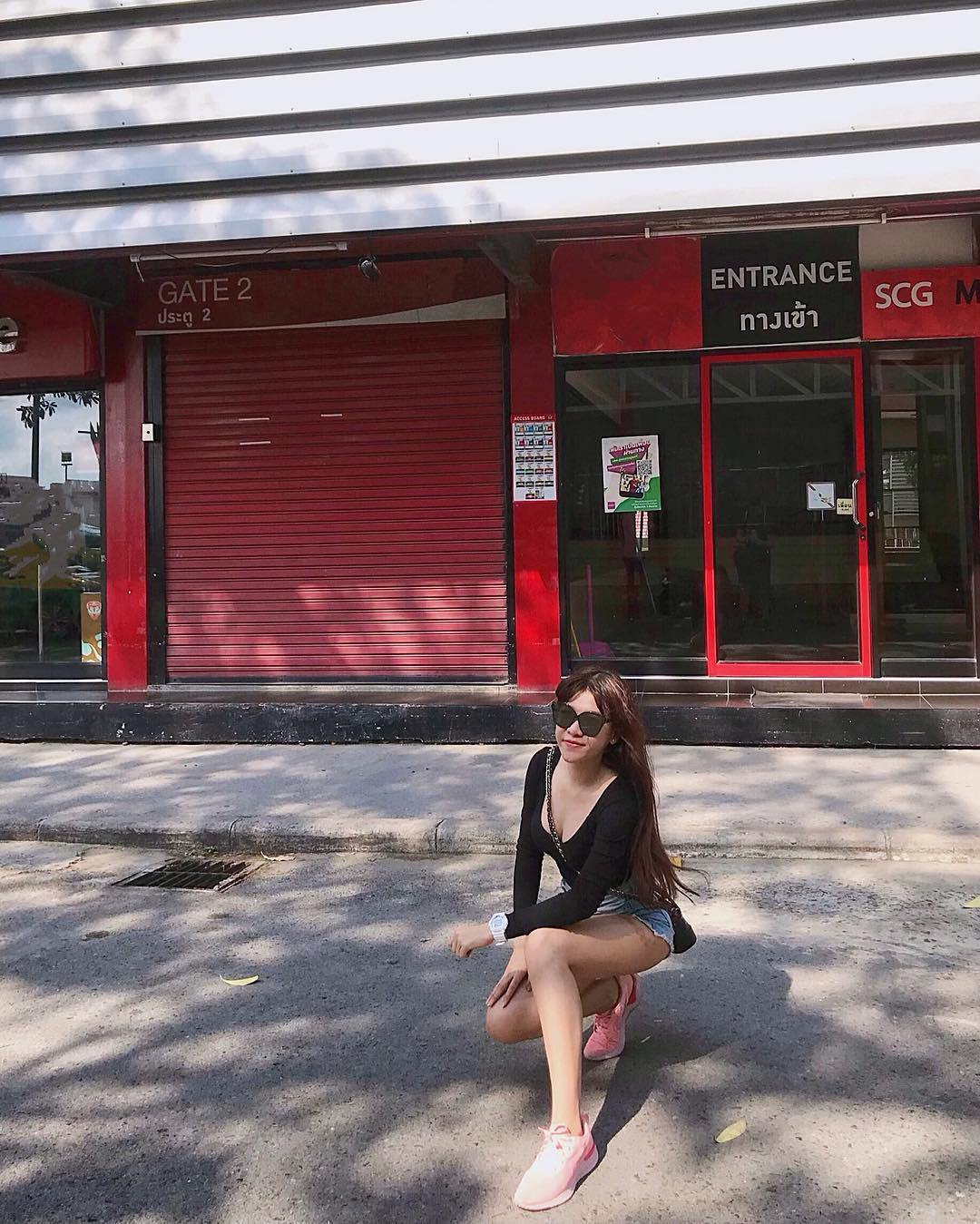 Yến Xuân dạo này ở Thái còn nhiều hơn Việt Nam, chẳng ngại đăng ảnh có bóng Lâm Tây rõ mồn một