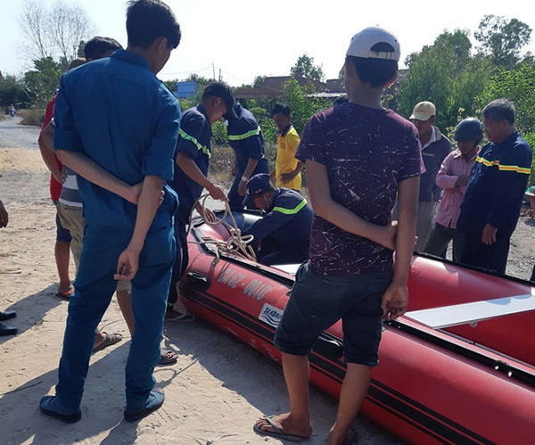 Long An: Chìm xuồng máy, người cha bị thương nhưng vẫn cố cứu con trai 5 tuổi rồi chết đuối thương tâm