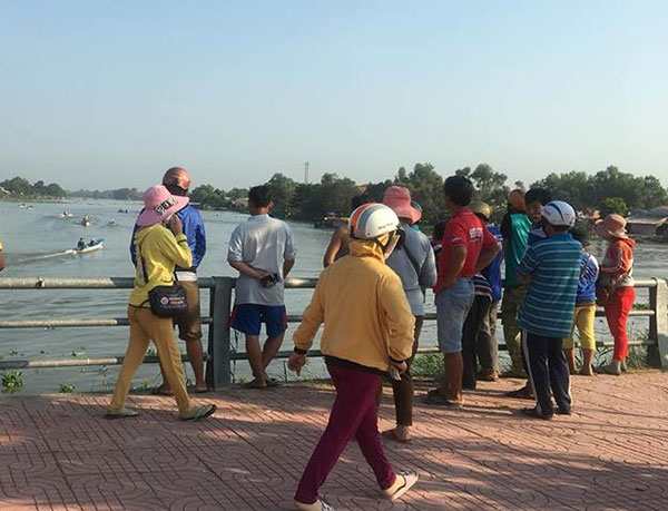 Long An: Chìm xuồng máy, người cha bị thương nhưng vẫn cố cứu con trai 5 tuổi rồi chết đuối thương tâm