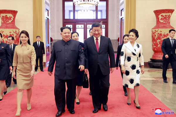 Phu nhân nhà lãnh đạo Kim Jong-un: Người phụ nữ học hỏi phong cách Hoàng gia, làm nên cuộc cách mạng thời trang cho phái đẹp Triều Tiên Phu nhân nhà lãnh đạo Kim Jong-un: Người phụ nữ học hỏi phong cách Hoàng gia, làm nên cuộc cách mạng thời trang cho phái đẹp Triều Tiên