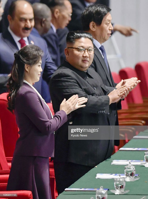 Phu nhân nhà lãnh đạo Kim Jong-un: Người phụ nữ học hỏi phong cách Hoàng gia, làm nên cuộc cách mạng thời trang cho phái đẹp Triều Tiên Phu nhân nhà lãnh đạo Kim Jong-un: Người phụ nữ học hỏi phong cách Hoàng gia, làm nên cuộc cách mạng thời trang cho phái đẹp Triều Tiên