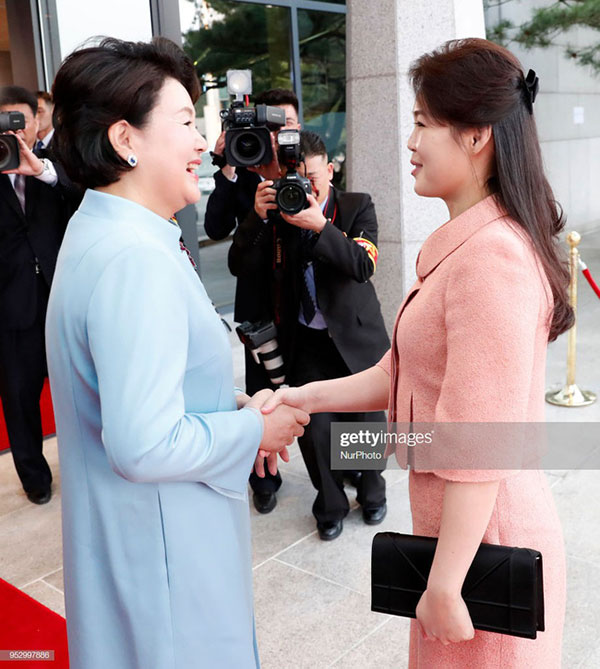 Phu nhân nhà lãnh đạo Kim Jong-un: Người phụ nữ học hỏi phong cách Hoàng gia, làm nên cuộc cách mạng thời trang cho phái đẹp Triều Tiên