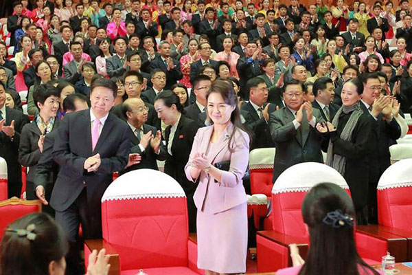Phu nhân nhà lãnh đạo Kim Jong-un: Người phụ nữ học hỏi phong cách Hoàng gia, làm nên cuộc cách mạng thời trang cho phái đẹp Triều Tiên Phu nhân nhà lãnh đạo Kim Jong-un: Người phụ nữ học hỏi phong cách Hoàng gia, làm nên cuộc cách mạng thời trang cho phái đẹp Triều Tiên