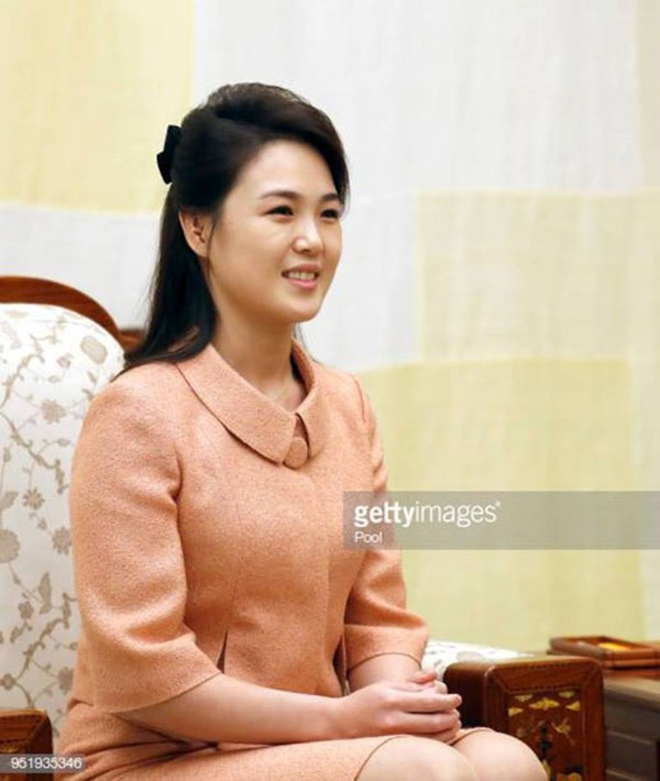 Phu nhân nhà lãnh đạo Kim Jong-un: Người phụ nữ học hỏi phong cách Hoàng gia, làm nên cuộc cách mạng thời trang cho phái đẹp Triều Tiên Phu nhân nhà lãnh đạo Kim Jong-un: Người phụ nữ học hỏi phong cách Hoàng gia, làm nên cuộc cách mạng thời trang cho phái đẹp Triều Tiên