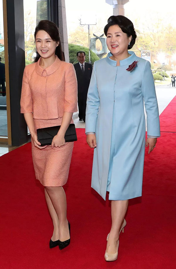 Phu nhân nhà lãnh đạo Kim Jong-un: Người phụ nữ học hỏi phong cách Hoàng gia, làm nên cuộc cách mạng thời trang cho phái đẹp Triều Tiên Phu nhân nhà lãnh đạo Kim Jong-un: Người phụ nữ học hỏi phong cách Hoàng gia, làm nên cuộc cách mạng thời trang cho phái đẹp Triều Tiên