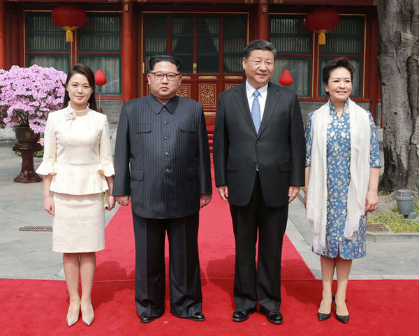 Phu nhân nhà lãnh đạo Kim Jong-un: Người phụ nữ học hỏi phong cách Hoàng gia, làm nên cuộc cách mạng thời trang cho phái đẹp Triều Tiên Phu nhân nhà lãnh đạo Kim Jong-un: Người phụ nữ học hỏi phong cách Hoàng gia, làm nên cuộc cách mạng thời trang cho phái đẹp Triều Tiên