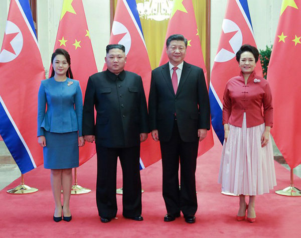 Phu nhân nhà lãnh đạo Kim Jong-un: Người phụ nữ học hỏi phong cách Hoàng gia, làm nên cuộc cách mạng thời trang cho phái đẹp Triều Tiên Phu nhân nhà lãnh đạo Kim Jong-un: Người phụ nữ học hỏi phong cách Hoàng gia, làm nên cuộc cách mạng thời trang cho phái đẹp Triều Tiên