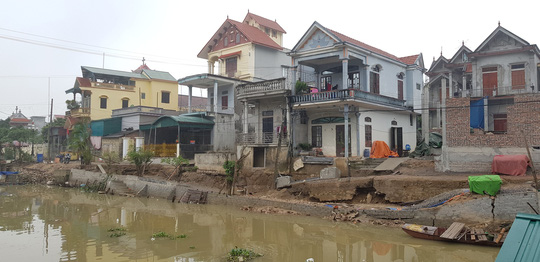 Khoảng 60 m đường trôi tuột xuống sông, dân hoảng loạn sơ tán khẩn cấp