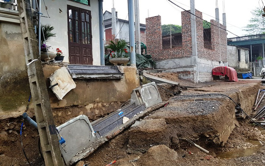 Khoảng 60 m đường trôi tuột xuống sông, dân hoảng loạn sơ tán khẩn cấp